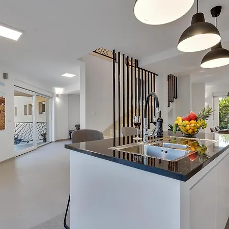 Luxury Apartment *